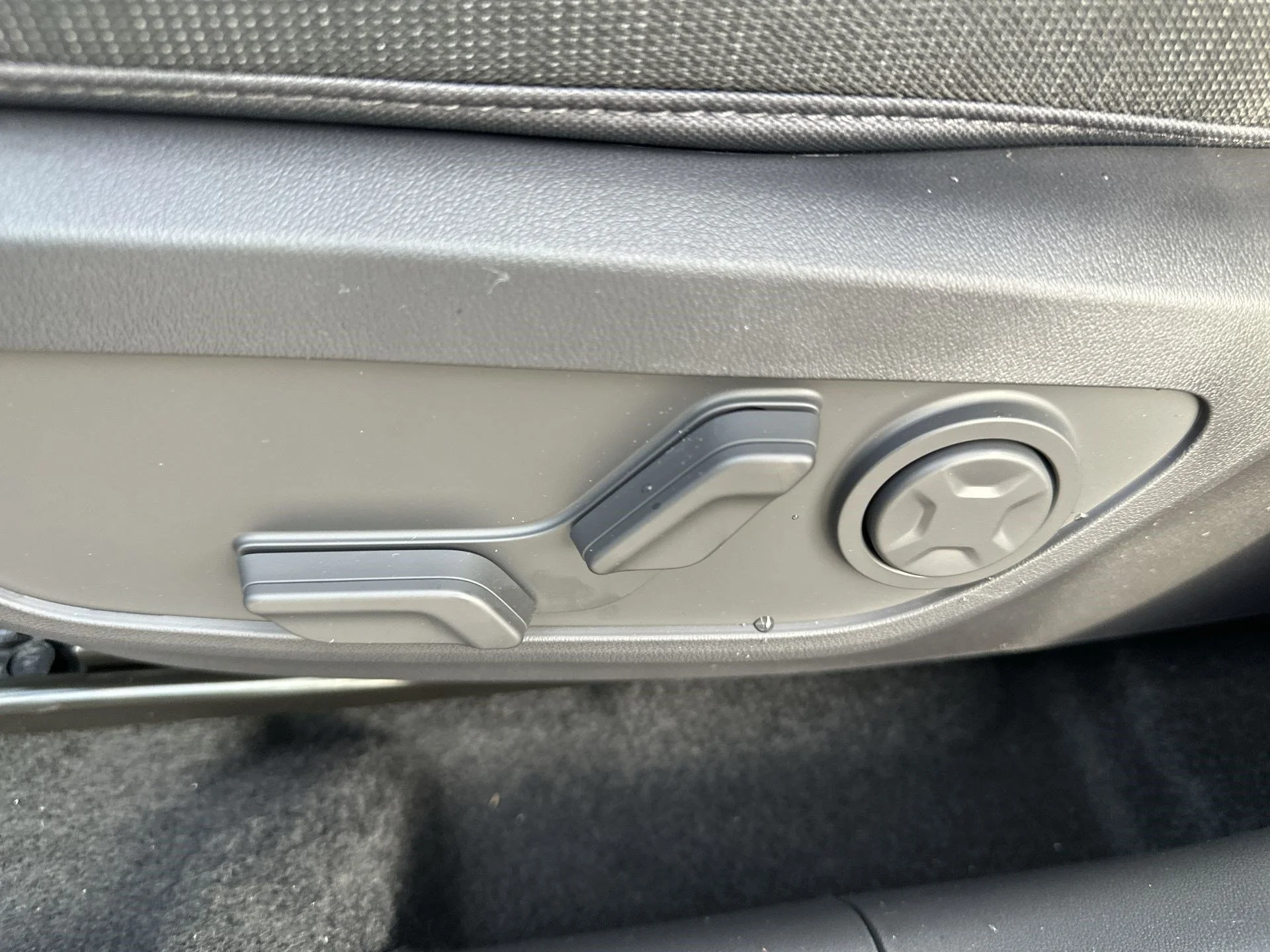 New 2027 Frost Blue / Black Roof Kia S image 16