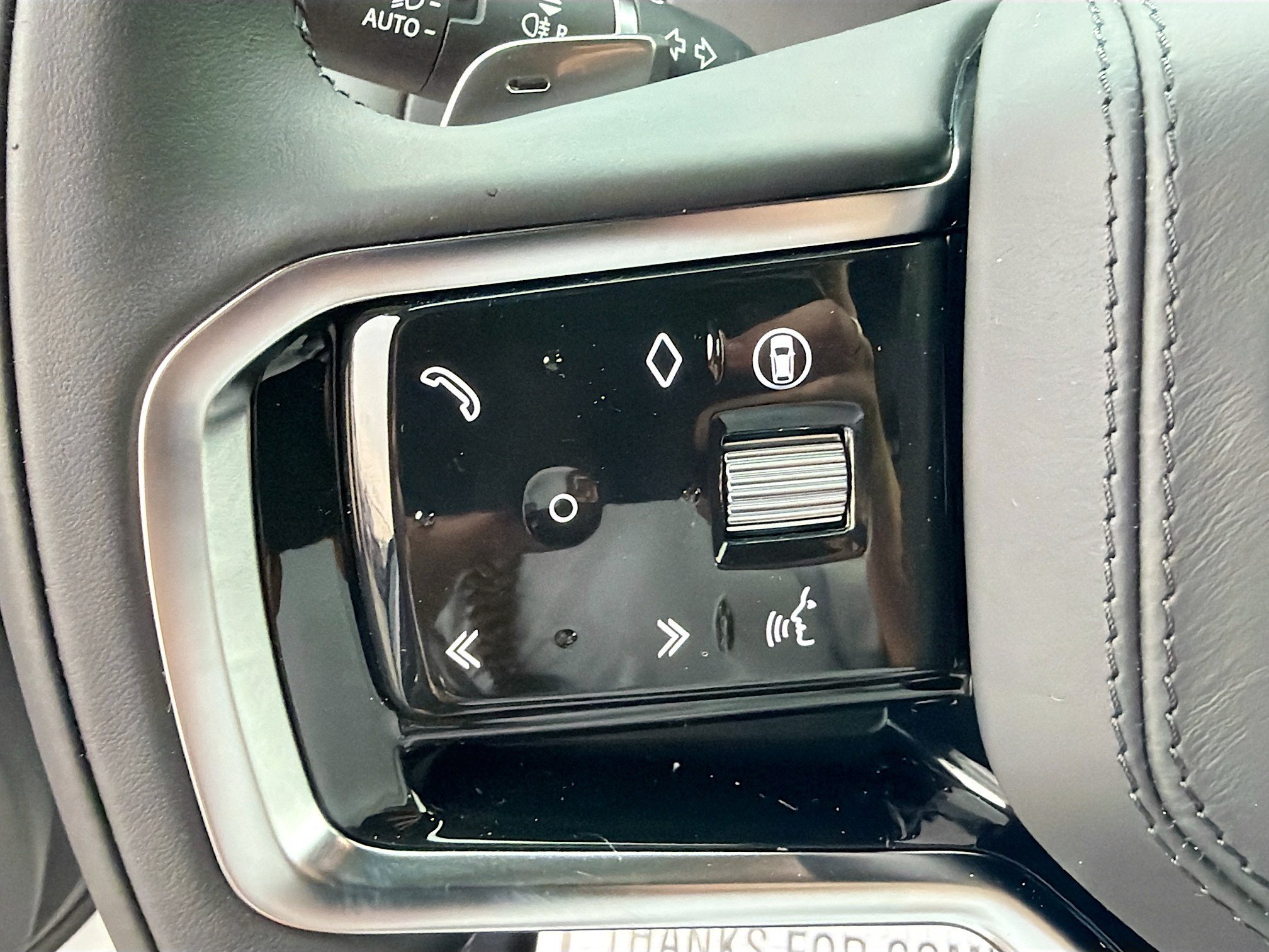 New 2026 Ostuni Pearl White Land Rover SE image 38