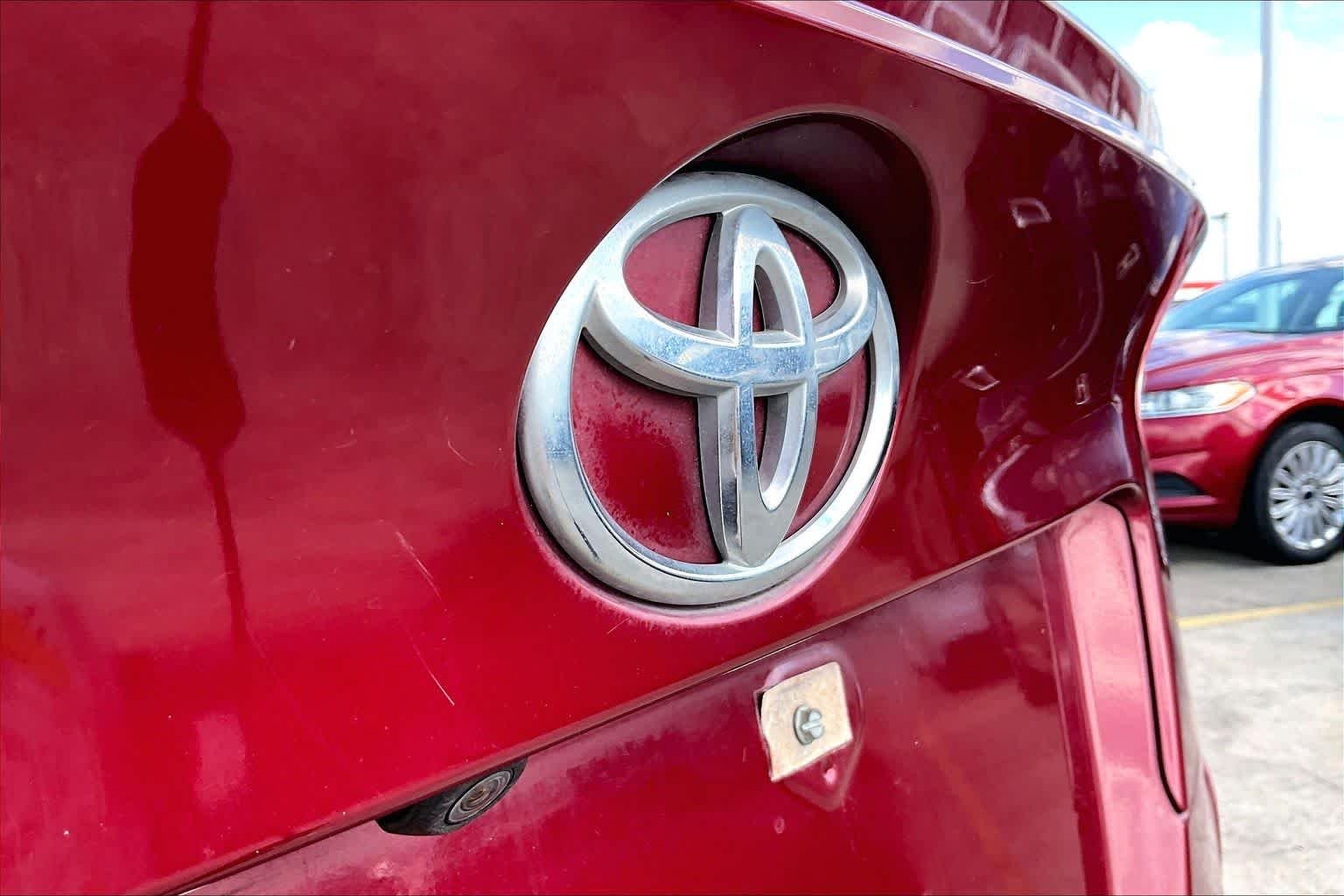 Used 2019 Ruby Flare Pearl w/Black Roof Toyota XLE image 31