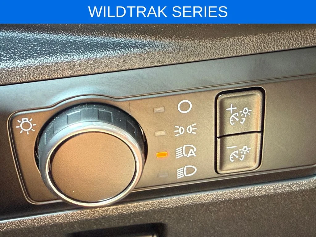 Used 2024 Gray Ford Wildtrak image 19