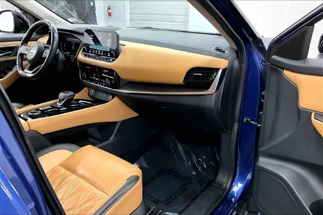 Used 2021 Caspian Blue Metallic/Super Black Nissan Platinum image 19