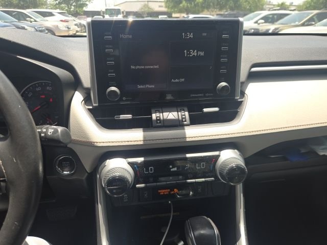 Used 2019  Toyota XLE Premium image 10