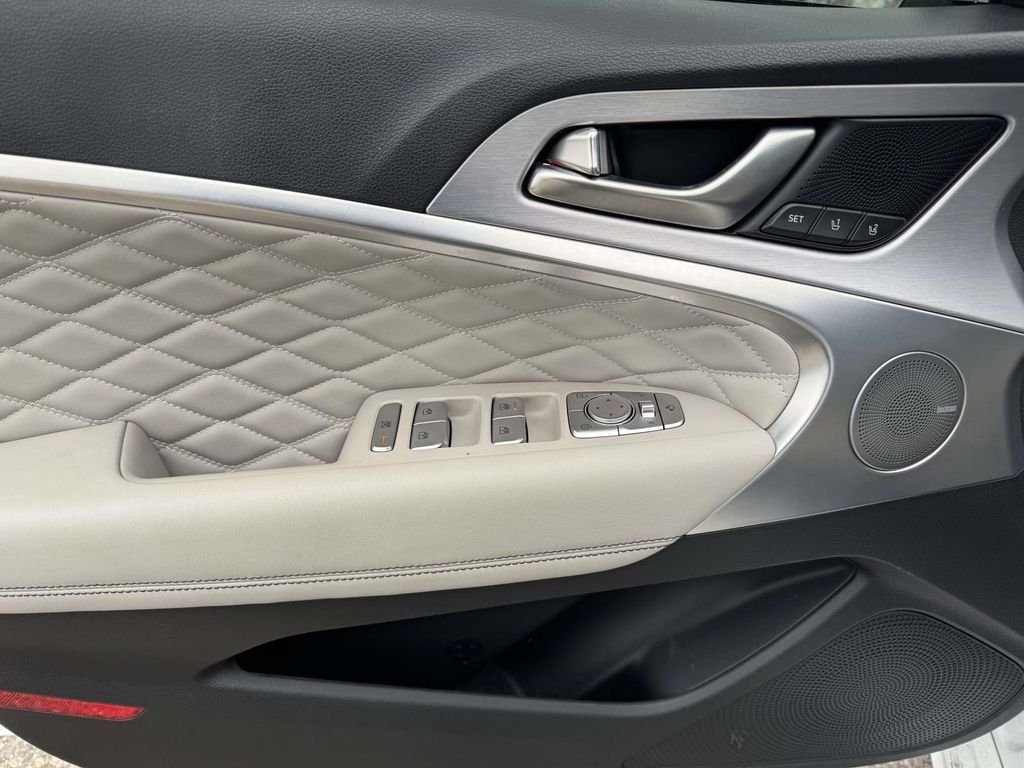 Used 2021 White Genesis 2.0T image 14