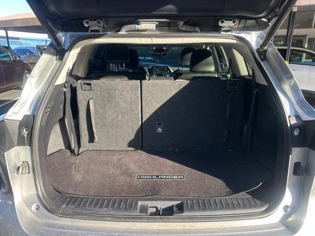 Used 2021 Silver Toyota XLE image 21