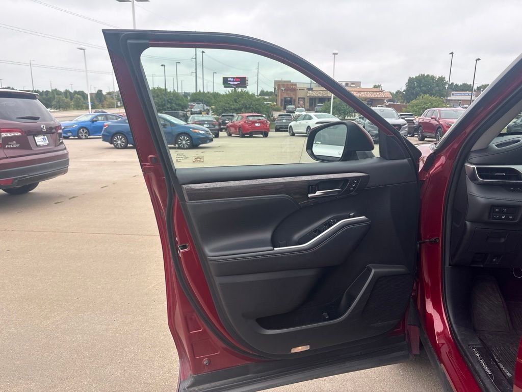 Used 2020 Pearl Toyota Platinum image 9