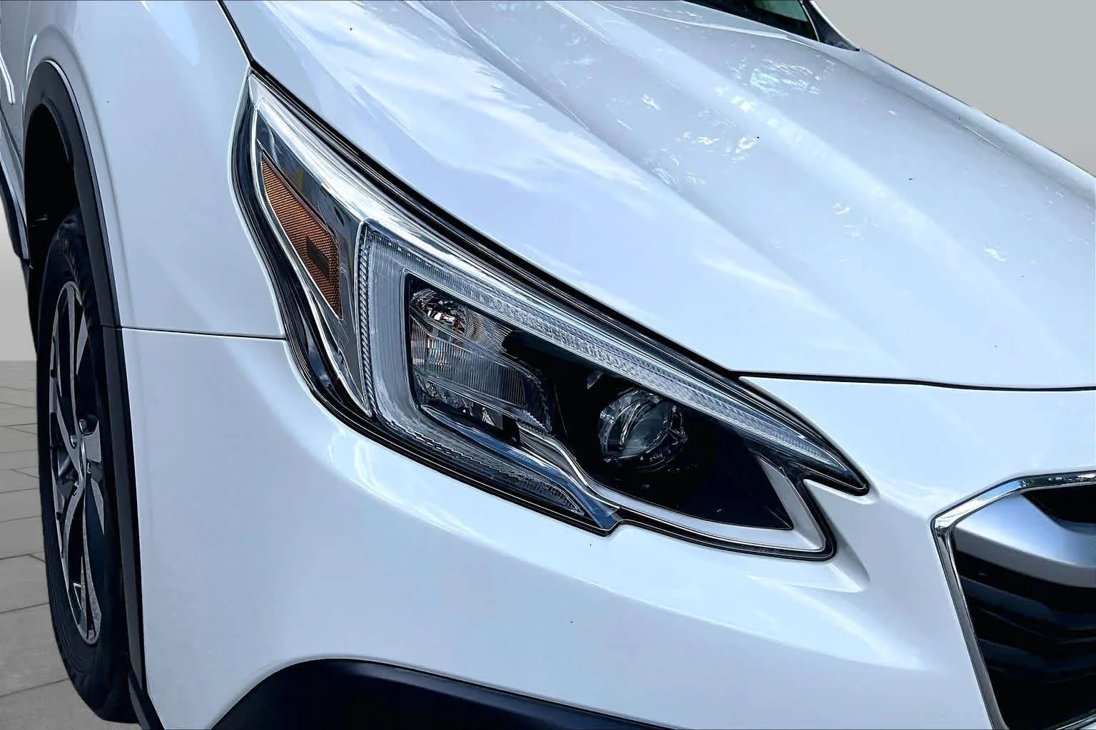 Used 2022 Crystal White Pearl Subaru Limited image 26