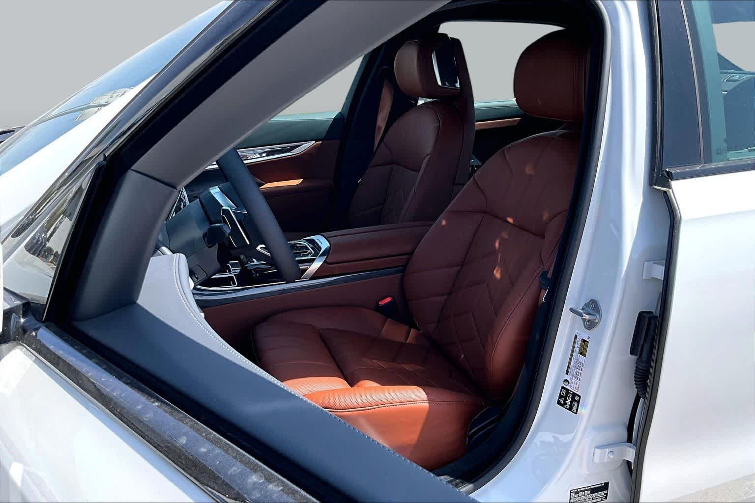 New 2026 Mineral White Metallic BMW 740i xDrive image 9