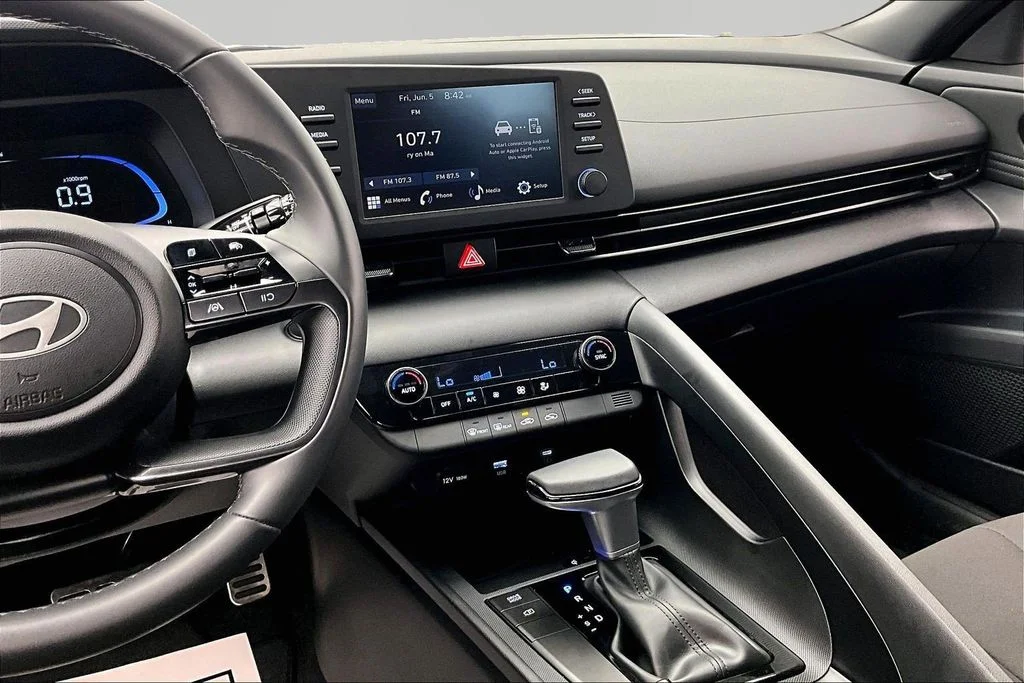 Used 2025 Red Hyundai SEL Sport image 6