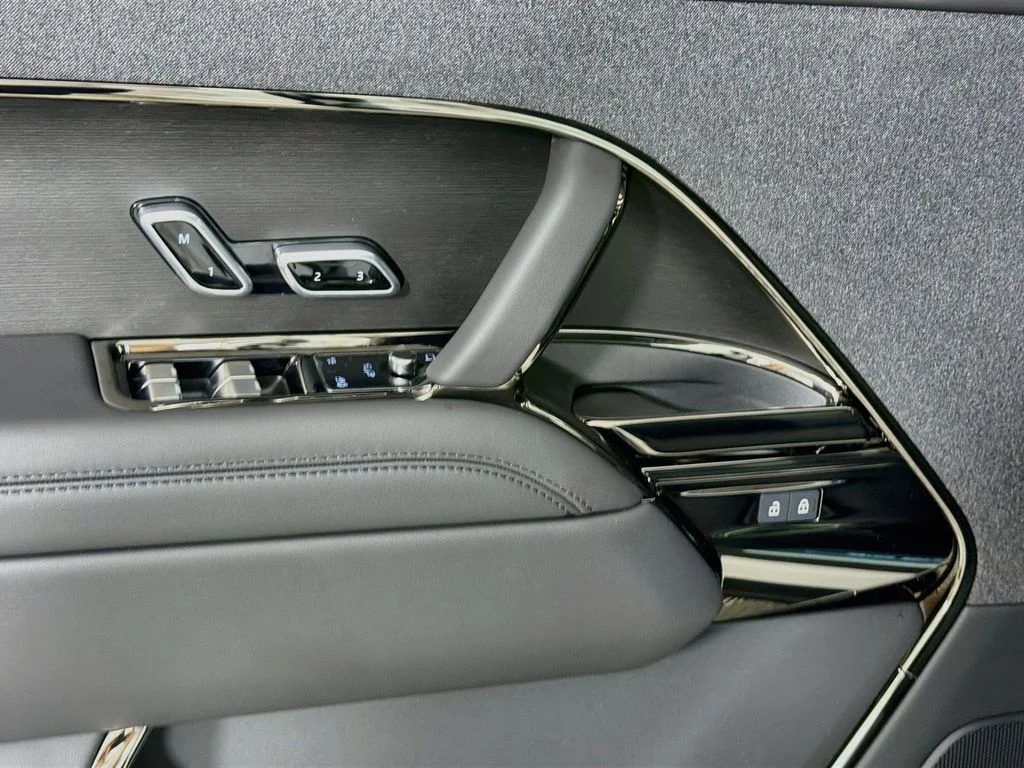 New 2026 Fuji White Land Rover Dynamic SE image 18