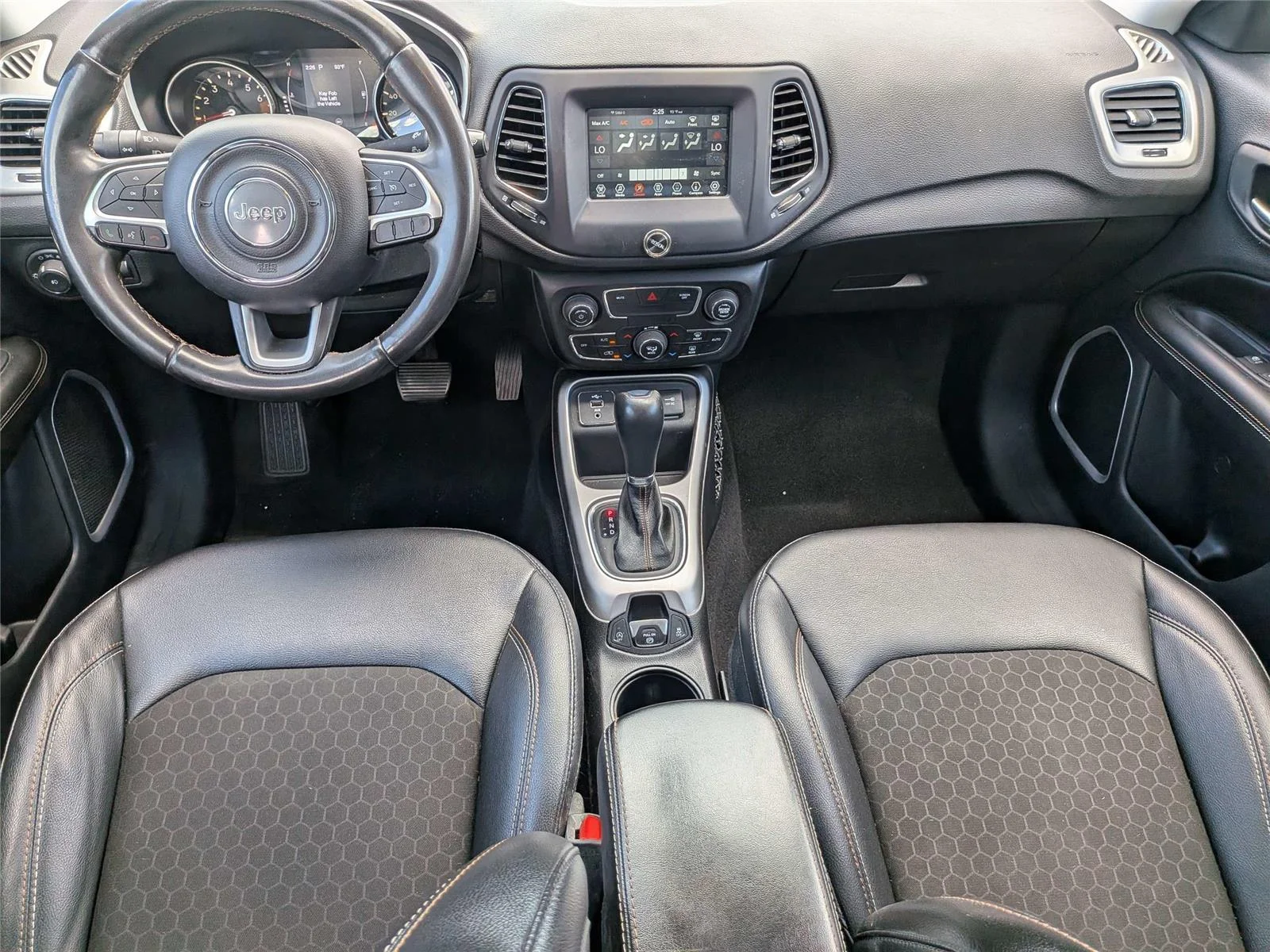 Used 2021  Jeep Latitude image 15