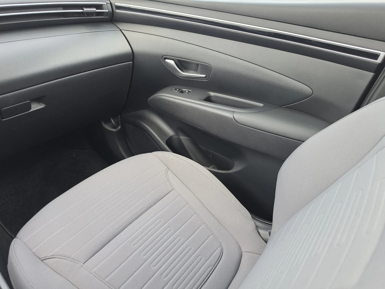 Used 2024 Green Hyundai SE image 18