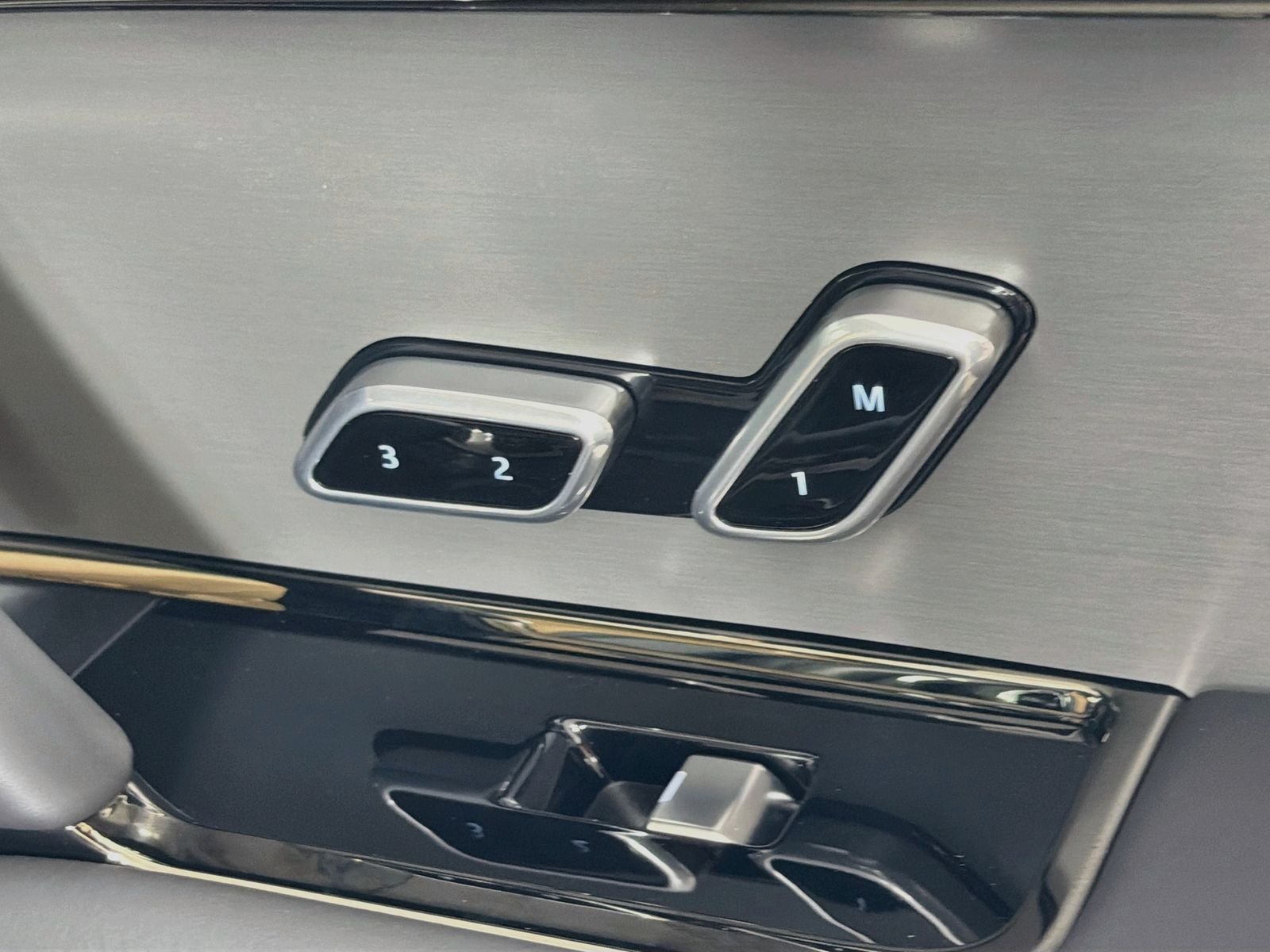 New 2026 Santorini Black Land Rover Dynamic SE image 34