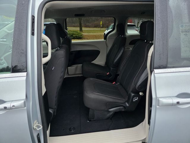 Used 2023 Silver Mist Clearcoat Chrysler LX image 18