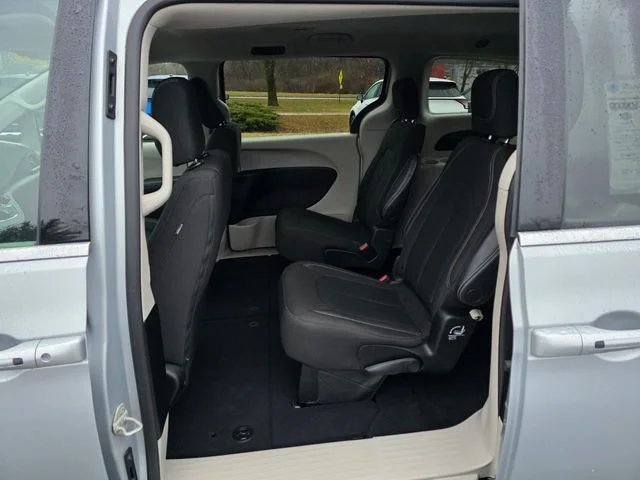 Used 2023 Silver Mist Clearcoat Chrysler LX image 18