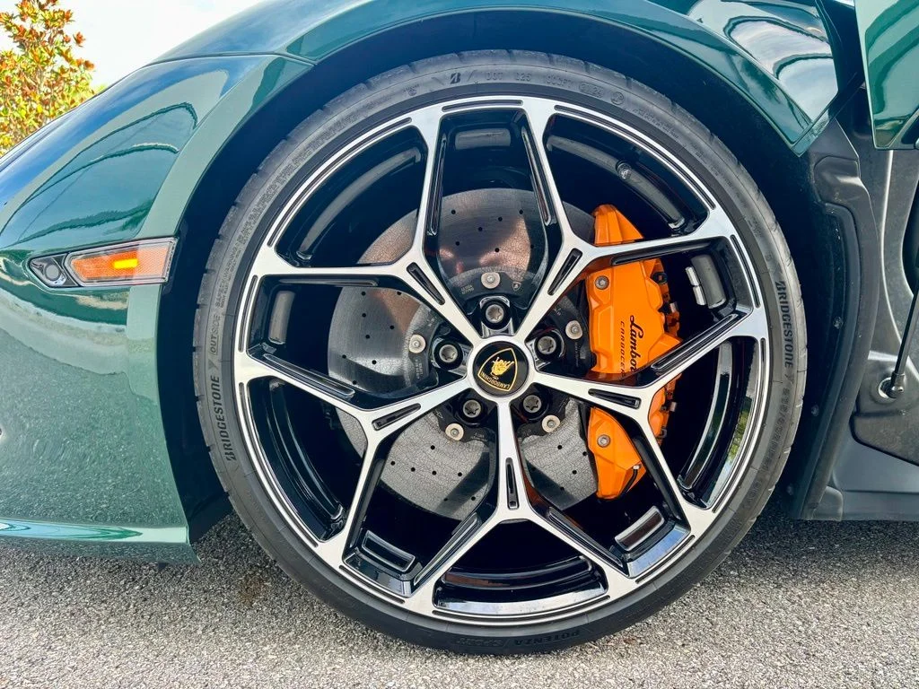 Used 2025 Verde Hydra Metallic Lamborghini  image 17