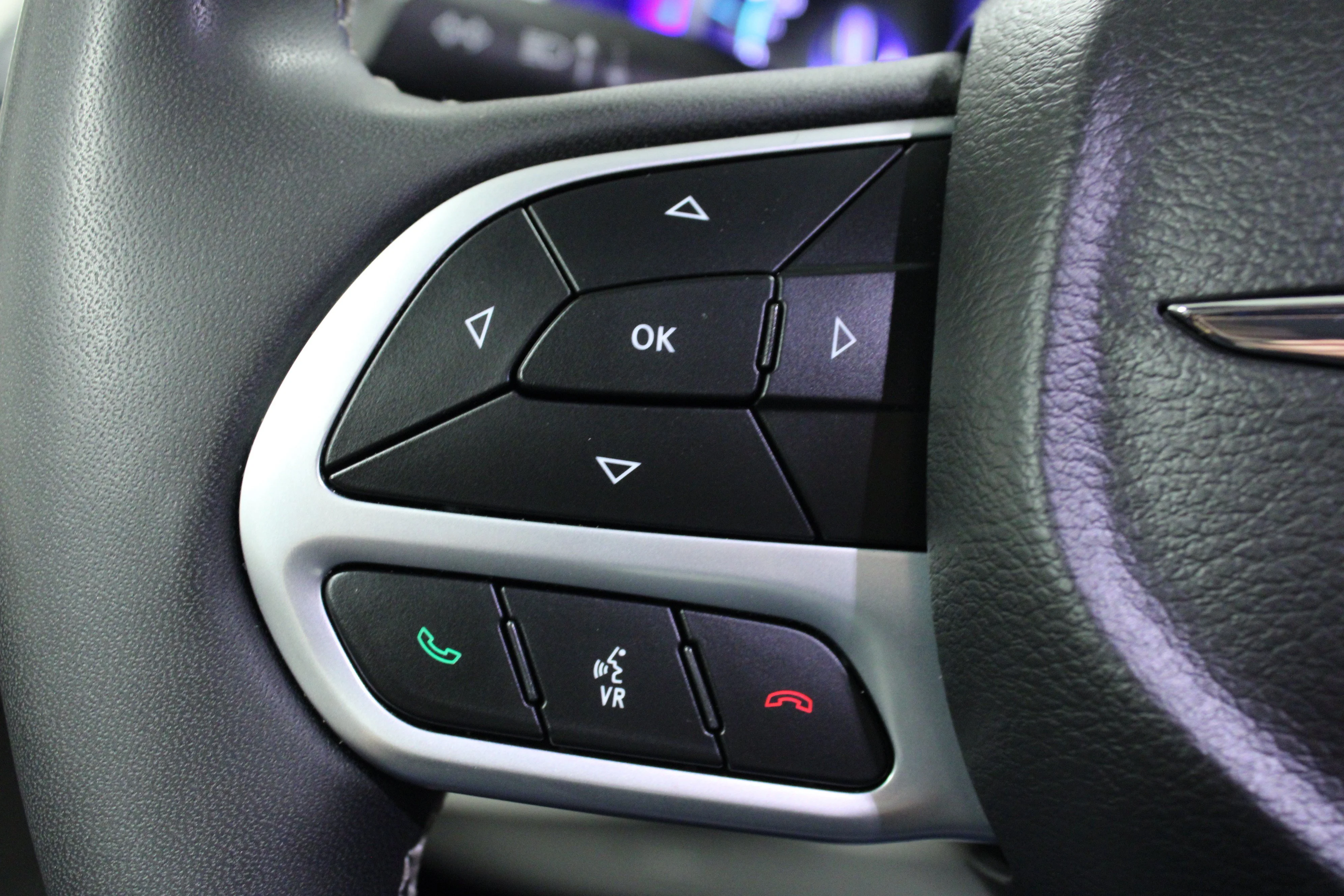 Used 2023 Brilliant Black Crystal Pearlcoat Chrysler Hybrid Touring L image 21
