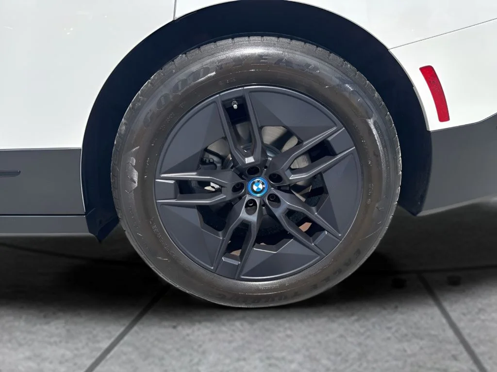 Used 2023 White BMW xDrive50 image 32