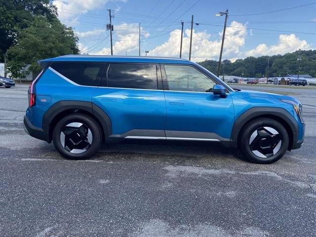 New 2026 Ocean Blue Kia Wind AWD image 2