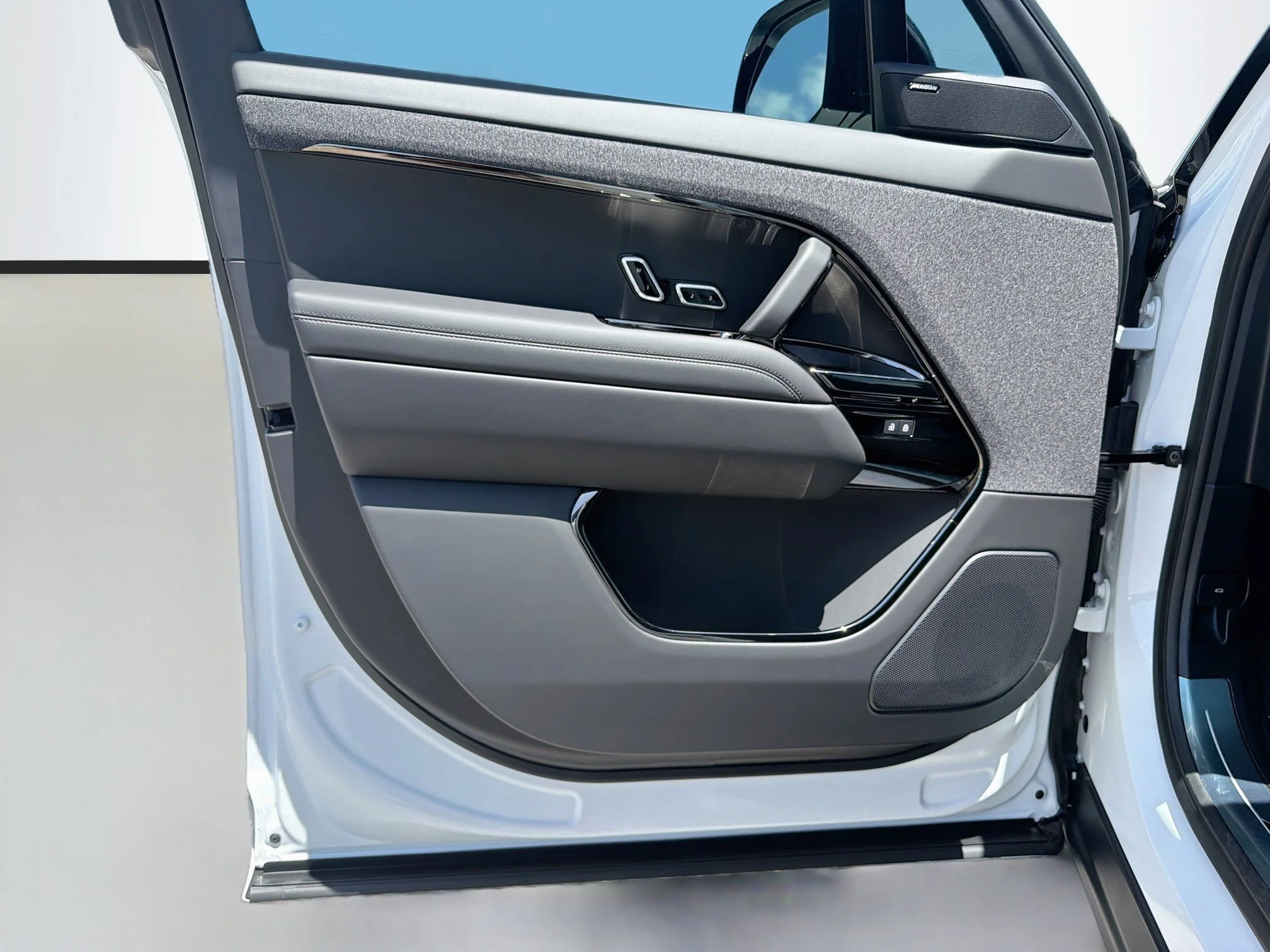 New 2026 Fuji White Land Rover Dynamic SE image 23