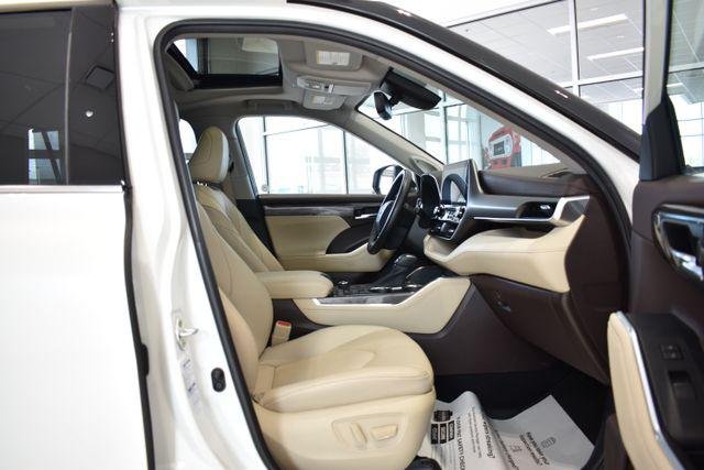 Certified Used 2020 BLIZZARD PEARL Toyota  image 13