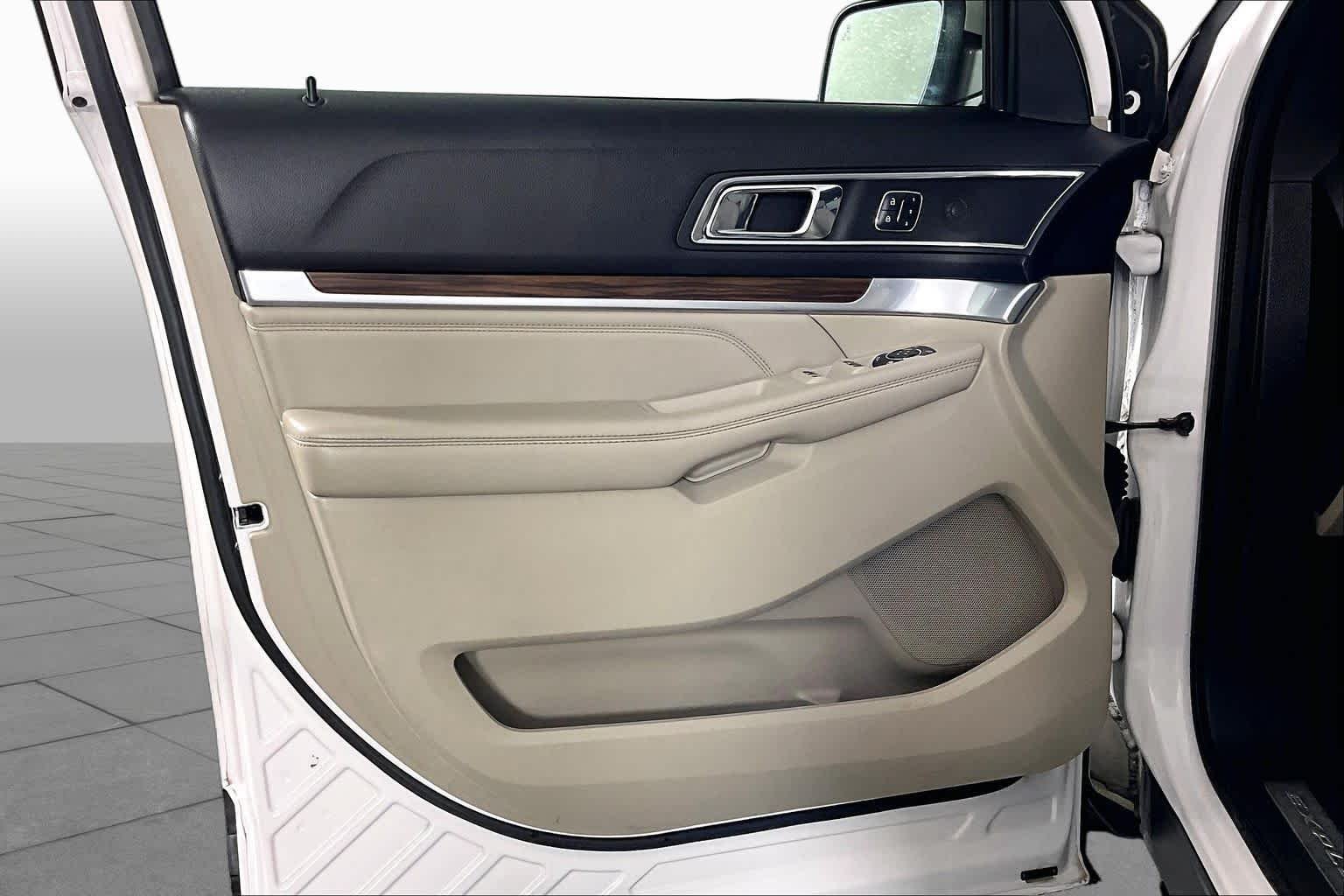 Used 2018 White Platinum Metallic Tri-Coat Ford Limited image 18