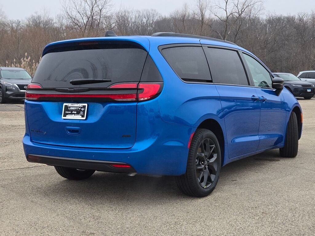 New 2026 Hydro Blue Pearl-Coat Exterior Paint Chrysler Select image 15