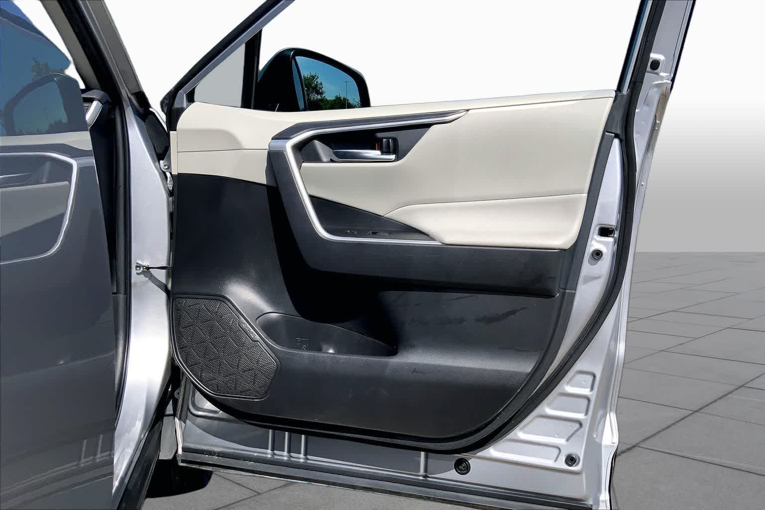 Used 2024 Silver Sky Metallic Toyota XLE Premium image 22