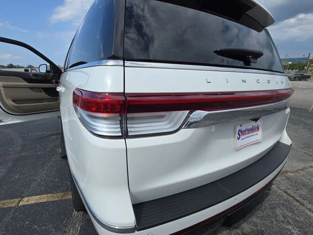 Used 2023 White Lincoln Reserve image 30