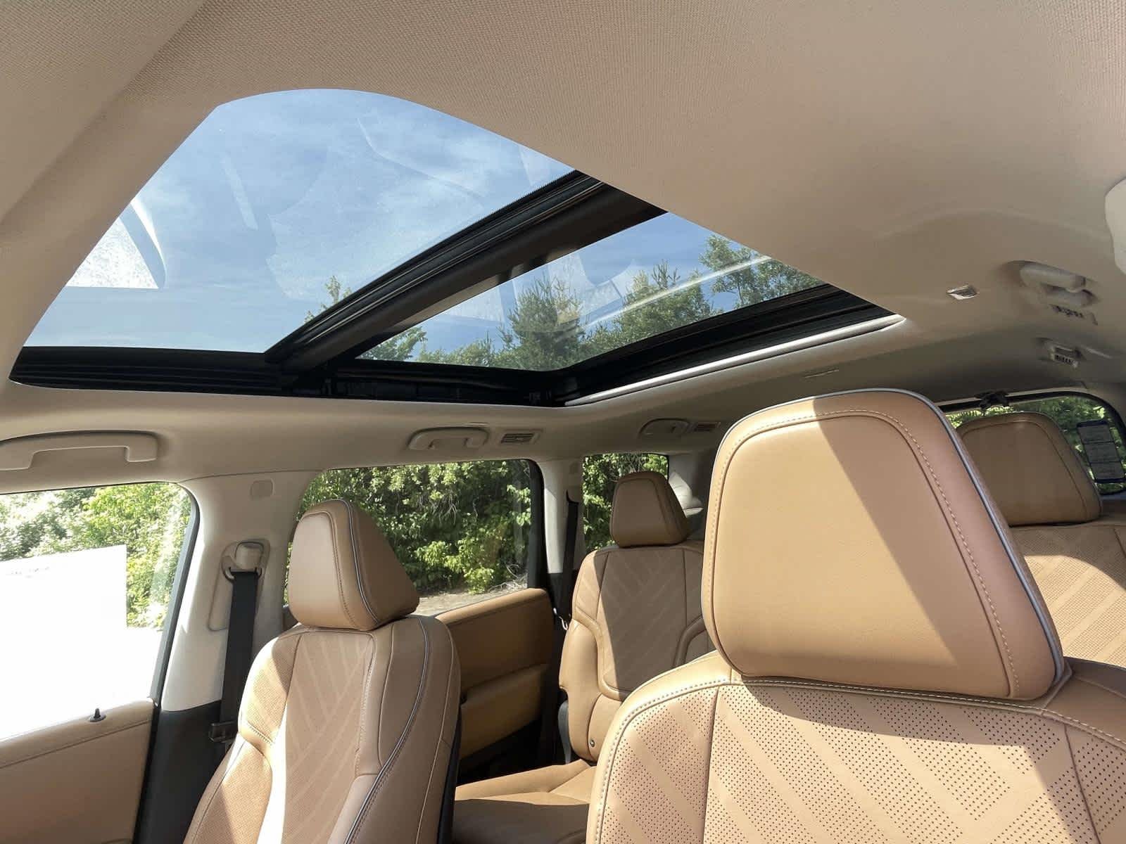 New 2026 Radiant White INFINITI LUXE image 5