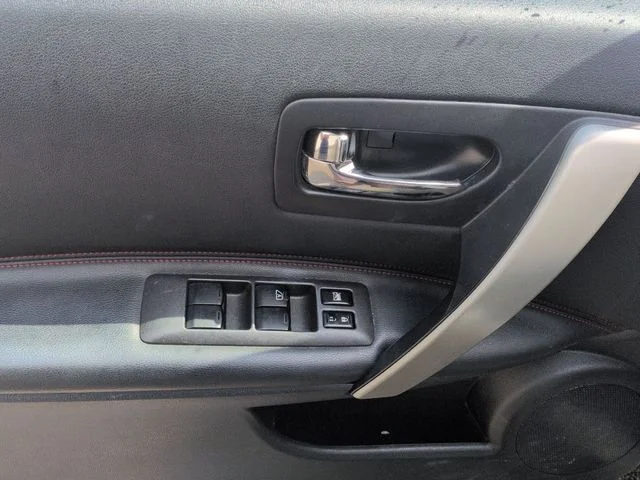 Used 2013 White Nissan SL image 26