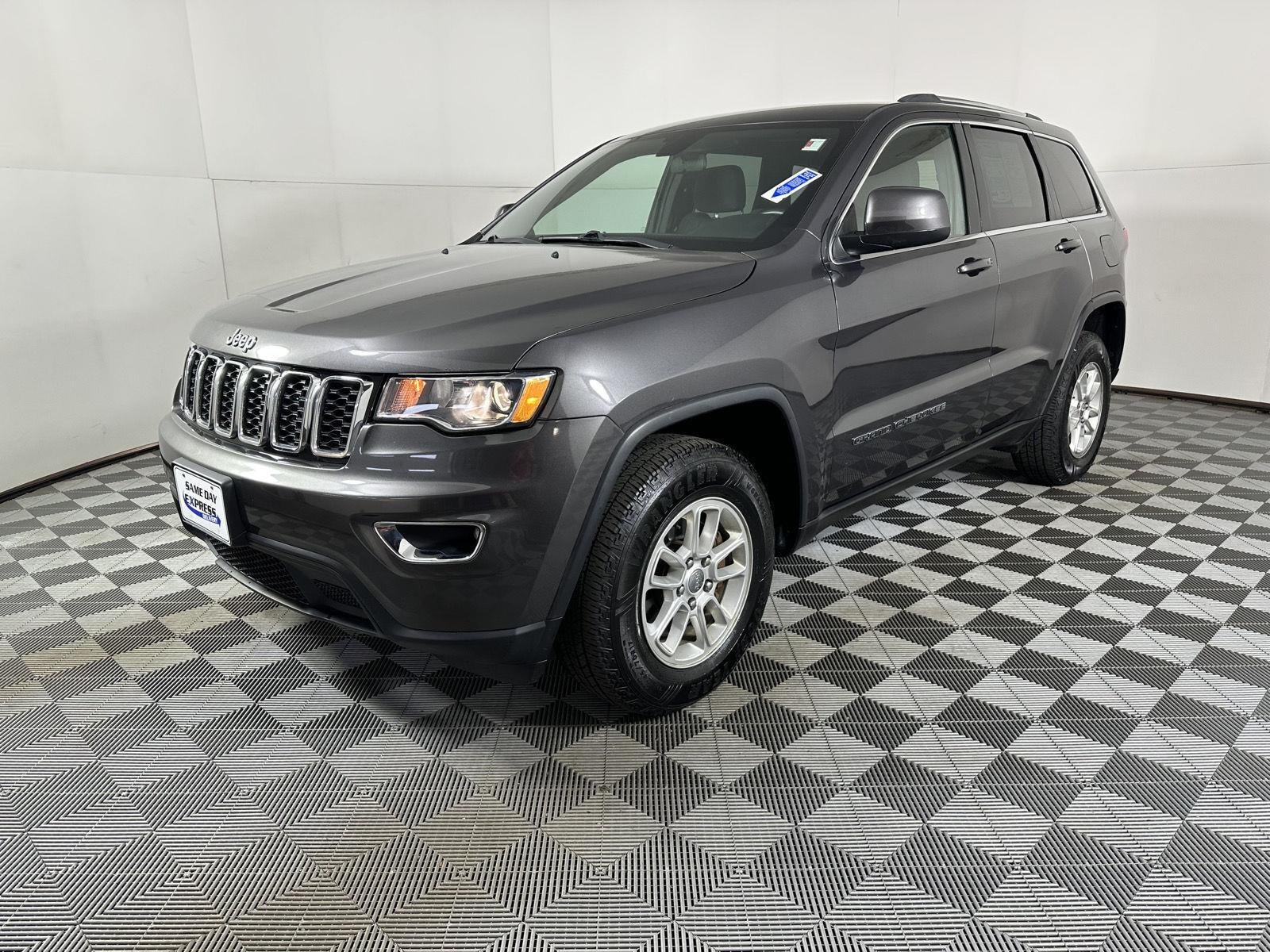 Used 2018 Granite Crystal Metallic Clearcoat Jeep Laredo E image 15