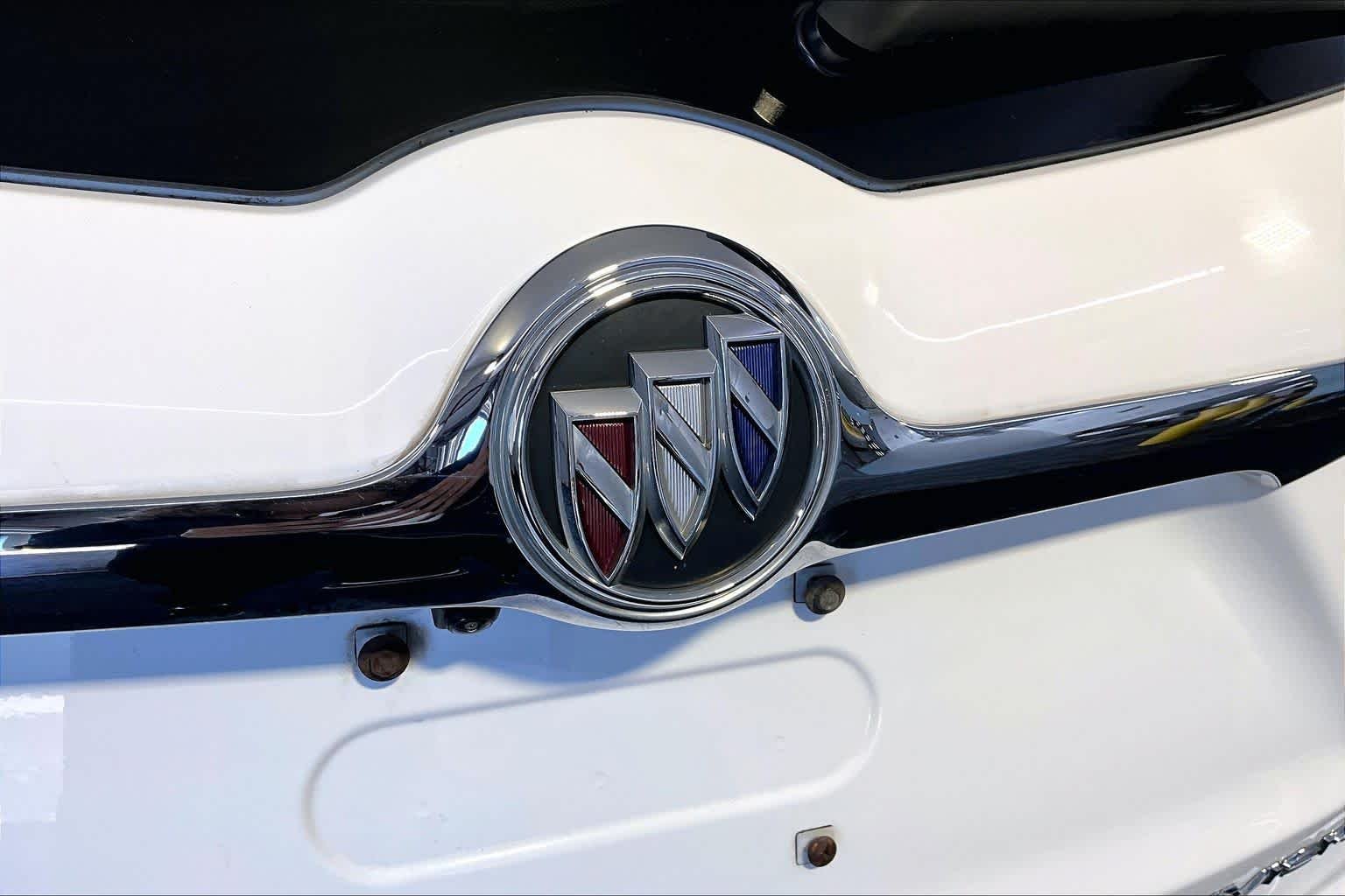 Used 2019 Summit White Buick Premium II image 33
