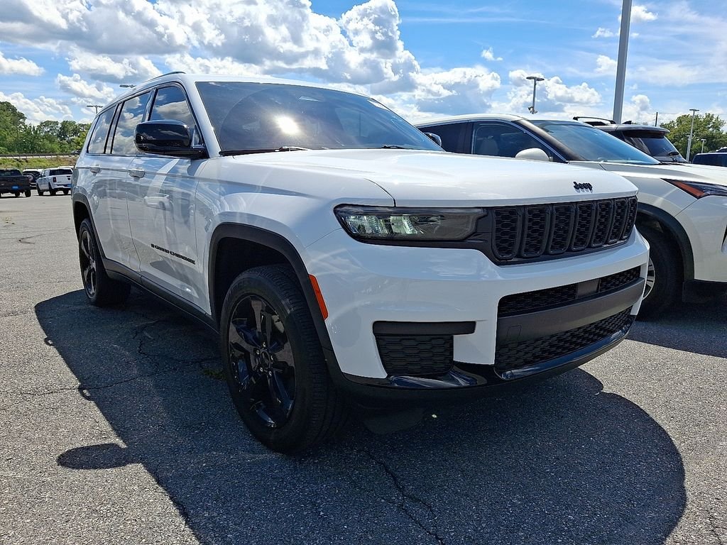 Used 2023 White Jeep Altitude image 1
