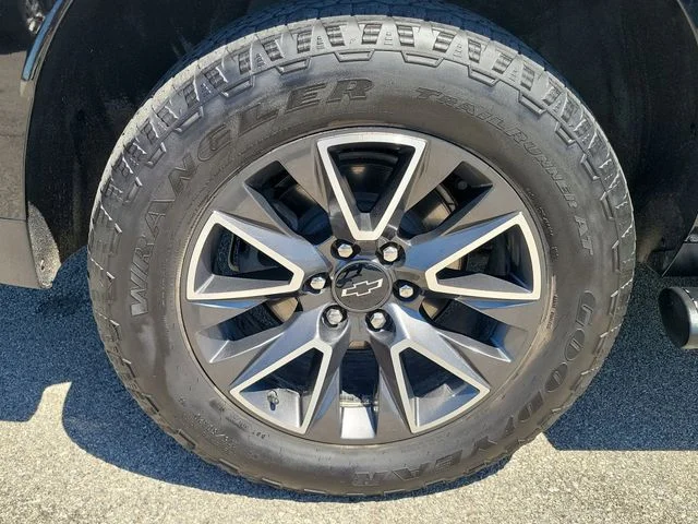 Used 2022 Black Chevrolet Z71 image 7