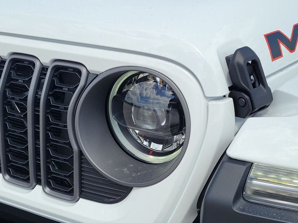 New 2026 Bright White Clear-Coat Exterior Paint Jeep Mojave image 34