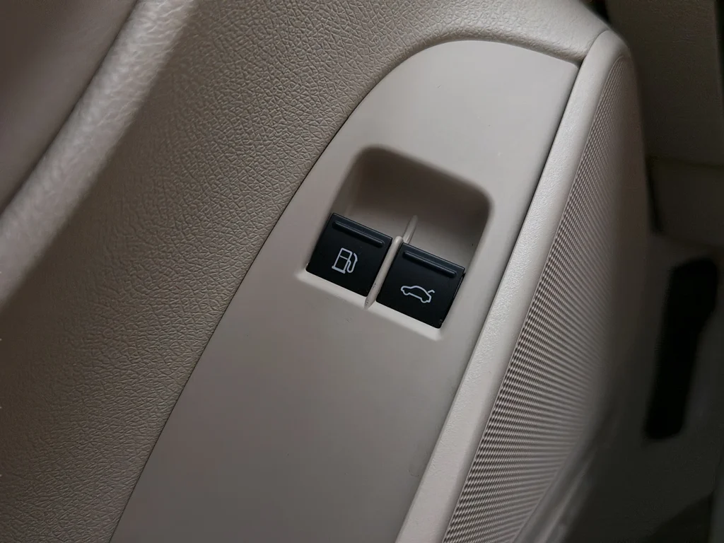 Used 2014 Brown Metallic Volkswagen Komfort Edition image 24