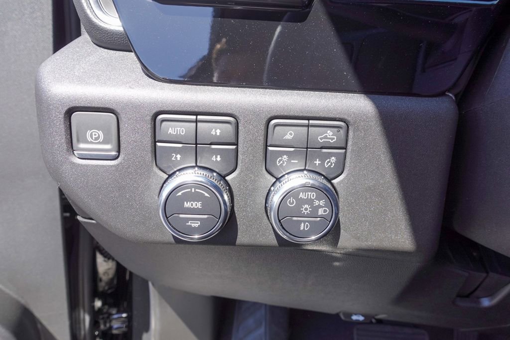 Used 2025 Onyx Black GMC SLT image 18