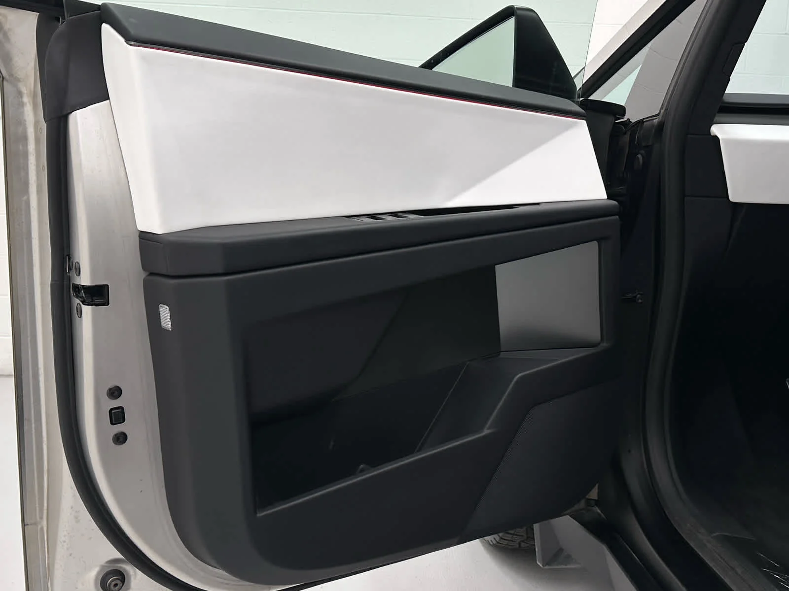 2024 Tesla Cybertruck Base - Photo 23