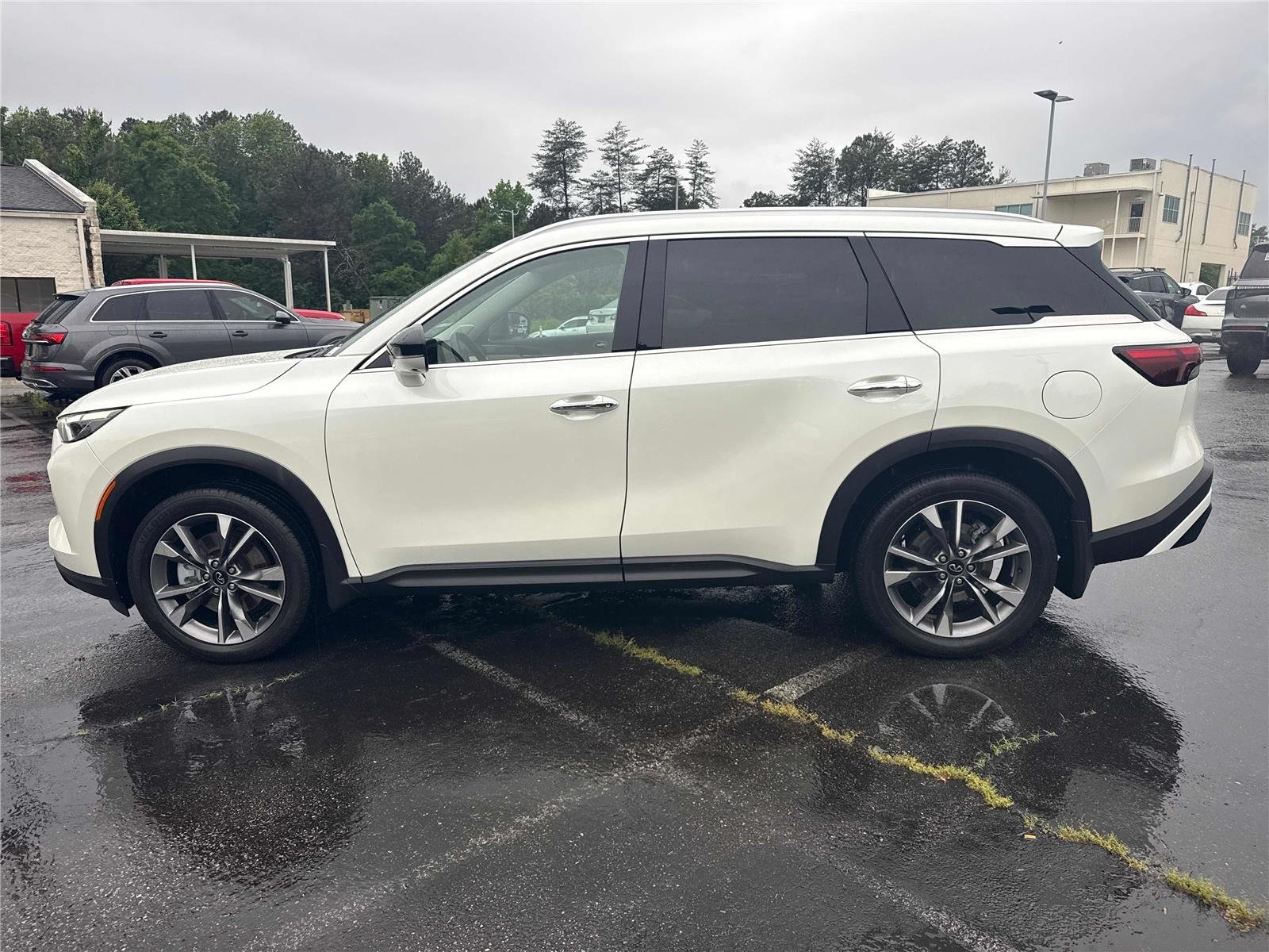 Used 2023 Majestic White INFINITI LUXE image 9