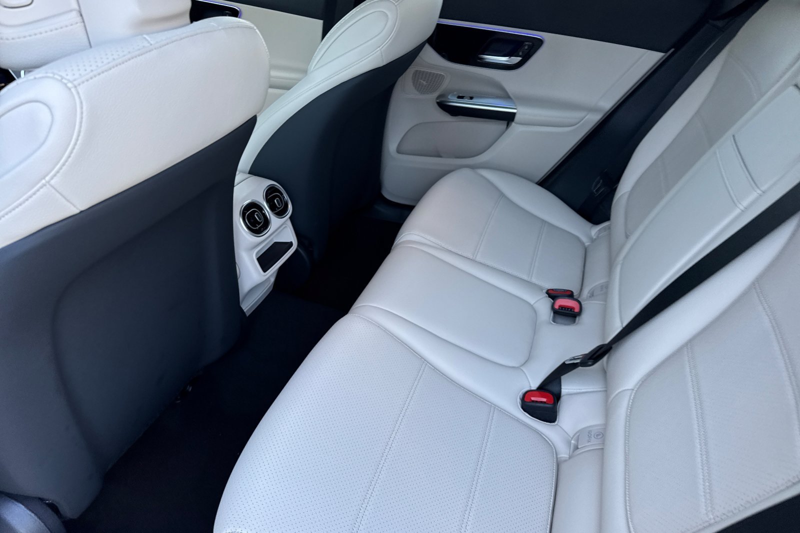 New 2027 Polar White Mercedes-Benz GLC 300 image 11