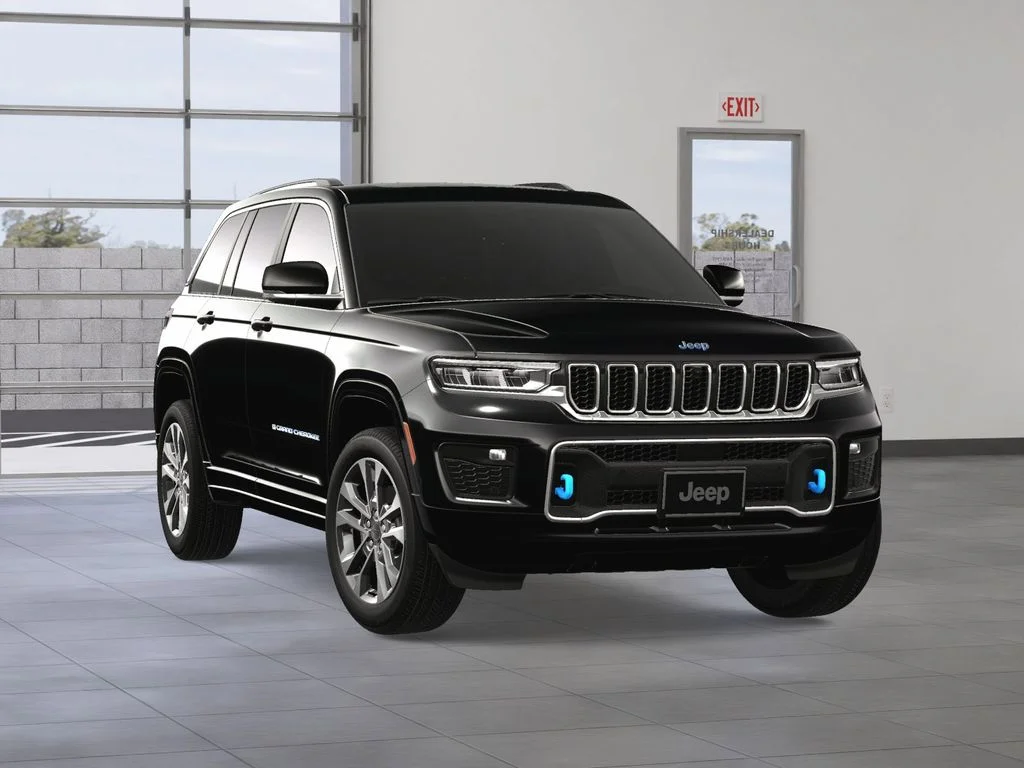 New 2024 Diamond Black Crystal Pearl-Coat Exterior Paint Jeep Overland 4xe image 9
