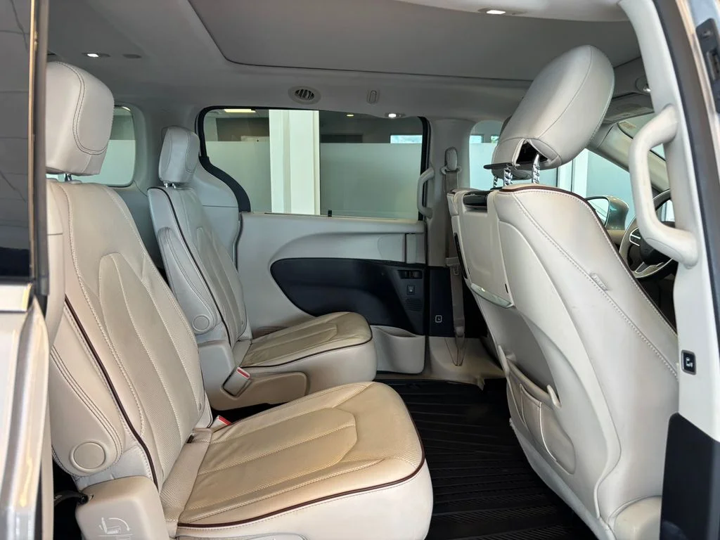 Used 2017 Silver Chrysler Limited image 25