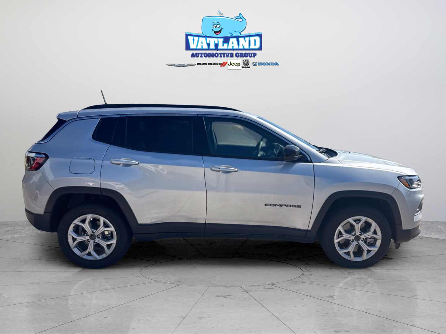 Used 2025 Silver Jeep Latitude image 6
