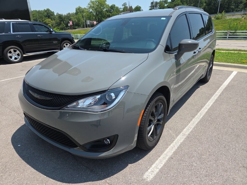 Used 2020 Ceramic Gray Clearcoat Chrysler Launch Edition image 2