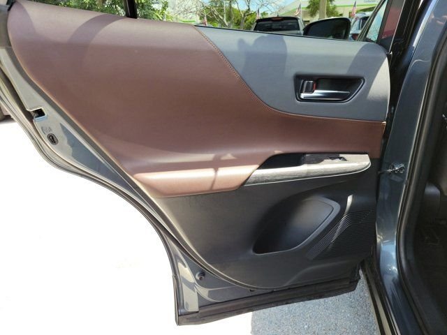 2023 Toyota Venza Limited - Photo 10