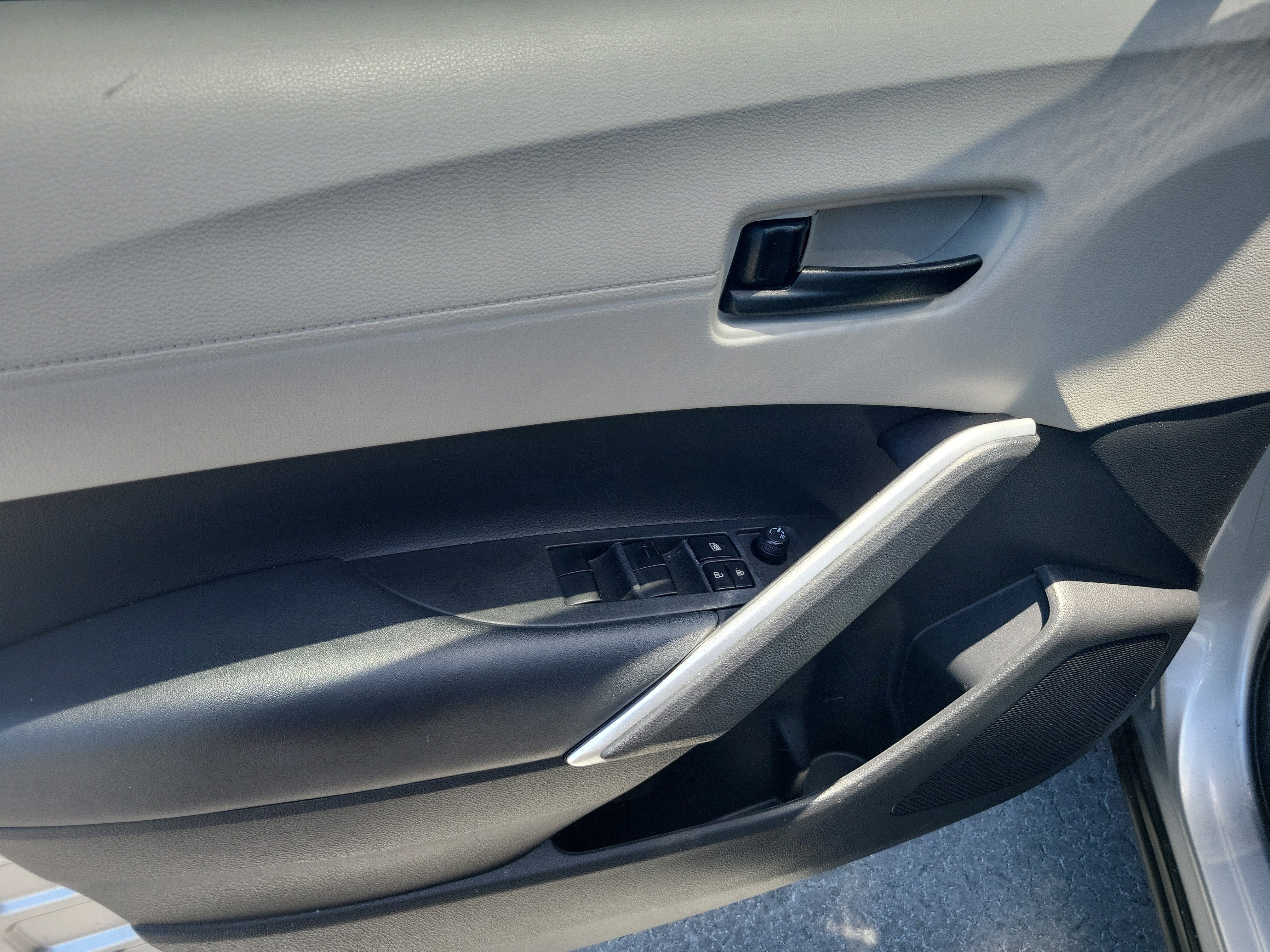 Used 2022 Silver Toyota L image 18
