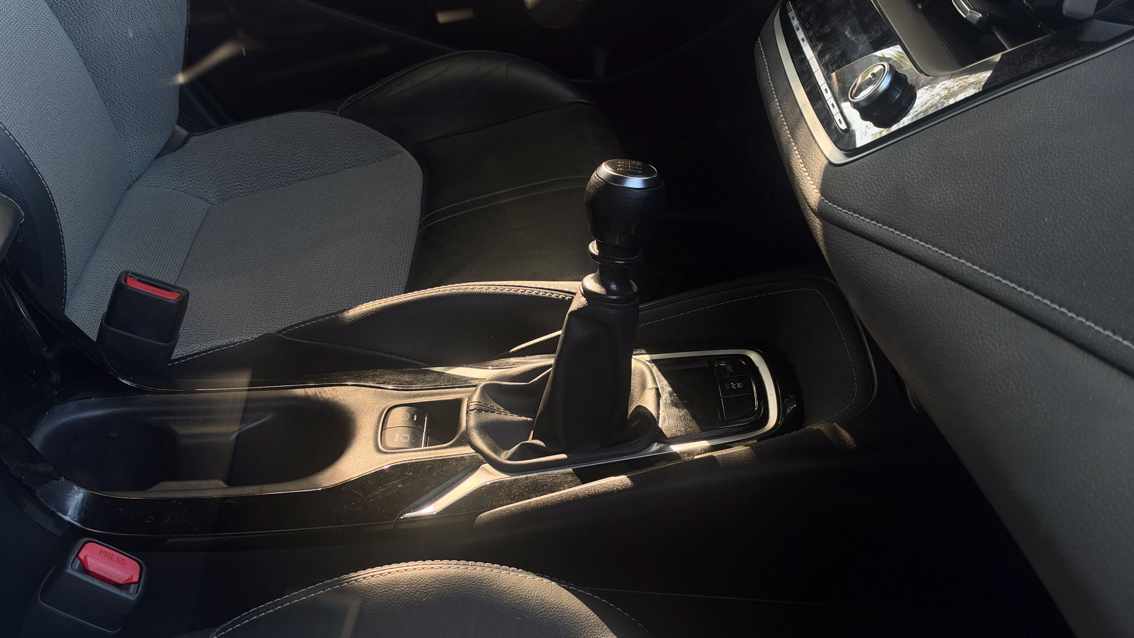 Used 2020 Galactic Aqua Mica Toyota XSE image 5