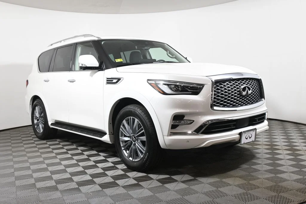 Certified Used 2023 White INFINITI LUXE image 9