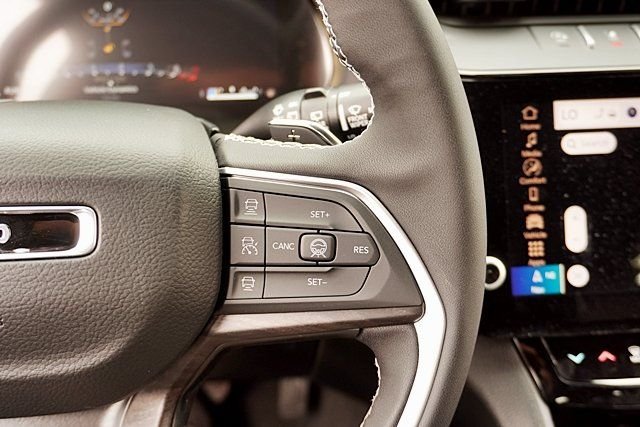 New 2026 Diamond Black Crystal Pearl-Coat Exterior Paint Jeep Limited image 40