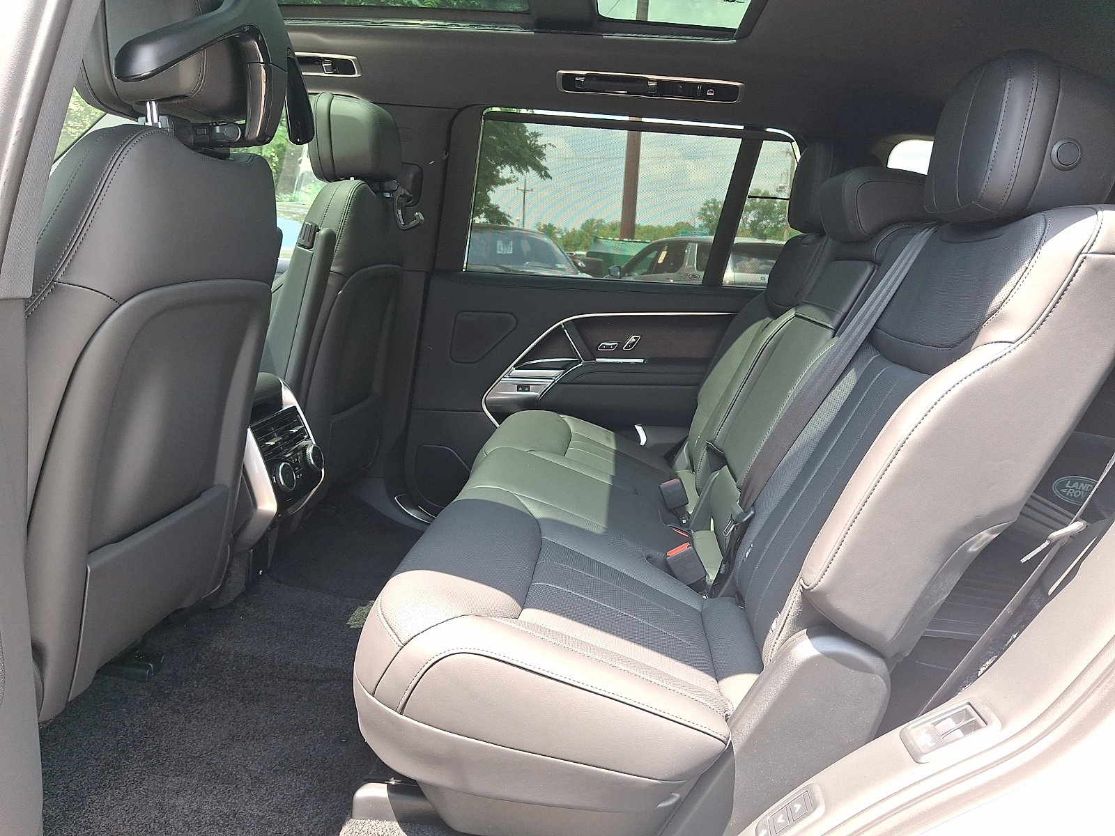 New 2026 Fuji White Land Rover P400 SE 7 Seat image 5